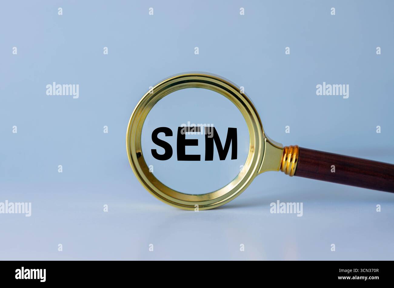 SEM, Suchmaschinenmarketing, Online-Suchtools-Technologiekonzept. Text REM mit Pfeil für steigende Trends auf dem Zielsymbol, in Lupe, i Stockfoto