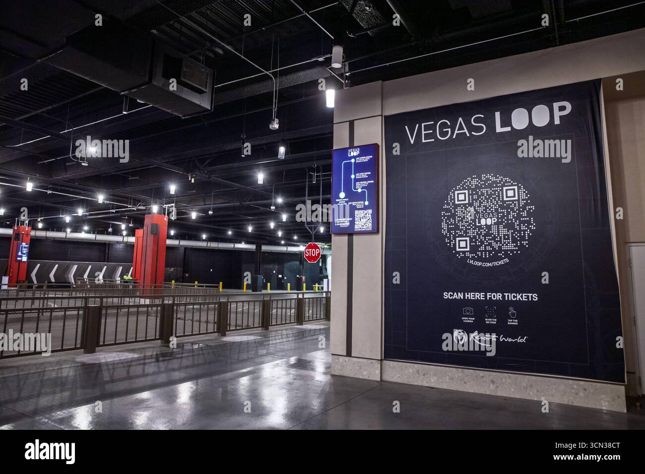 LAS VEGAS - 21. AUGUST 2024: Innenbereich für den Vegas Loop in Resorts World, der die Fahrer anweist, nach Tickets zu suchen. Dieses Projekt ist assoziiert Stockfoto