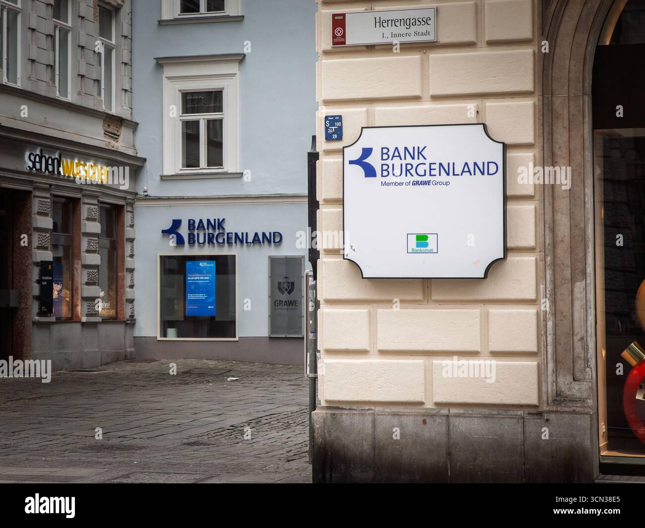 GRAZ, ÖSTERREICH - 22. DEZEMBER 2024: Beschilderung der Bank Burgenland an der Fassade ihres Büros in Graz ist die Bank Burgenland eine österreichische Privatkundenbank, die Teil der Bank ist Stockfoto
