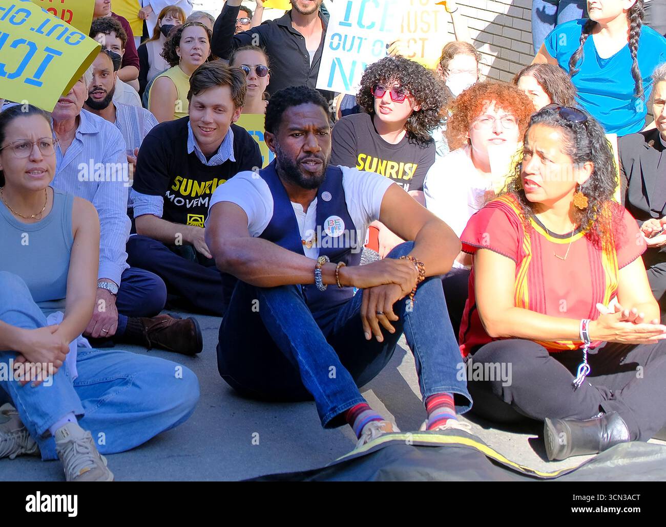 New York, NY, USA. September 2025. New York Public Advocate Jumaane Williams und Anti-ICE-Demonstranten sahen, wie sie den Ausgang an der 26 Federal Plaza blockierten, um zu fordern, dass ICE am 18. September 2025 in New York City die Inhaftierung unschuldiger New Yorker stoppen sollte. Quelle: Katie Godowski/Media Punch/Alamy Live News Stockfoto