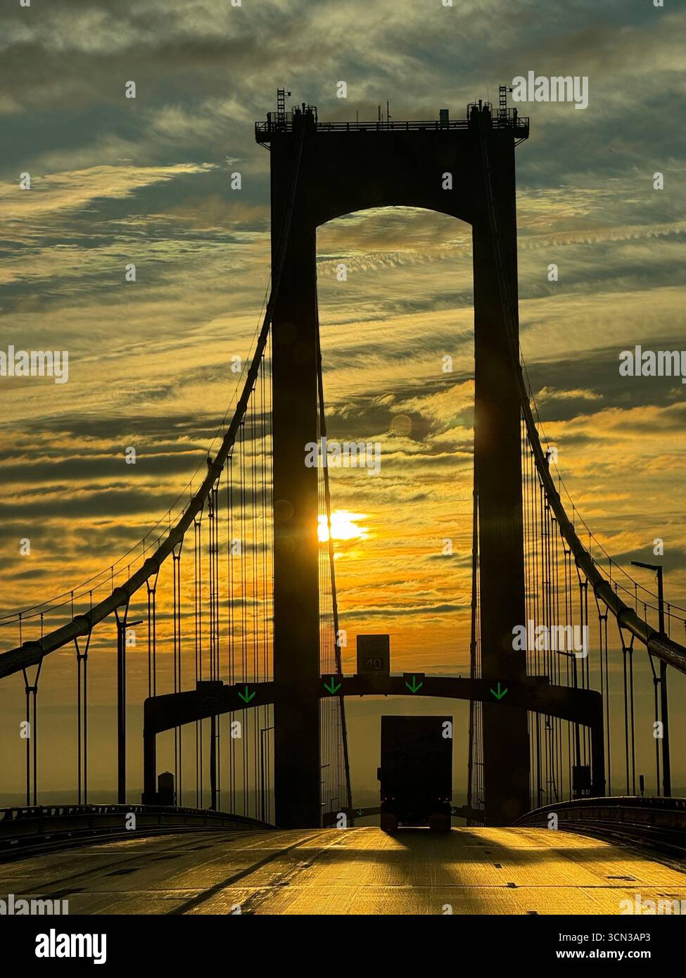 Ein wunderschöner Sonnenaufgang von der Delaware Memorial Bridge Stockfoto