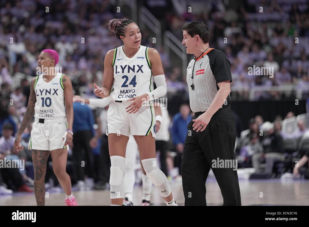Minnesota Lynx Stürmer Napheesa Collier (24) spricht mit Crewchef Roy Gulbenyan während des zweiten Spiels der ersten Runde für die WNBA Playoffs im SAP Center am Mittwoch, den 17. September 2025, in San Jose. (Foto: Gerome Wright/Image of Sport) Stockfoto