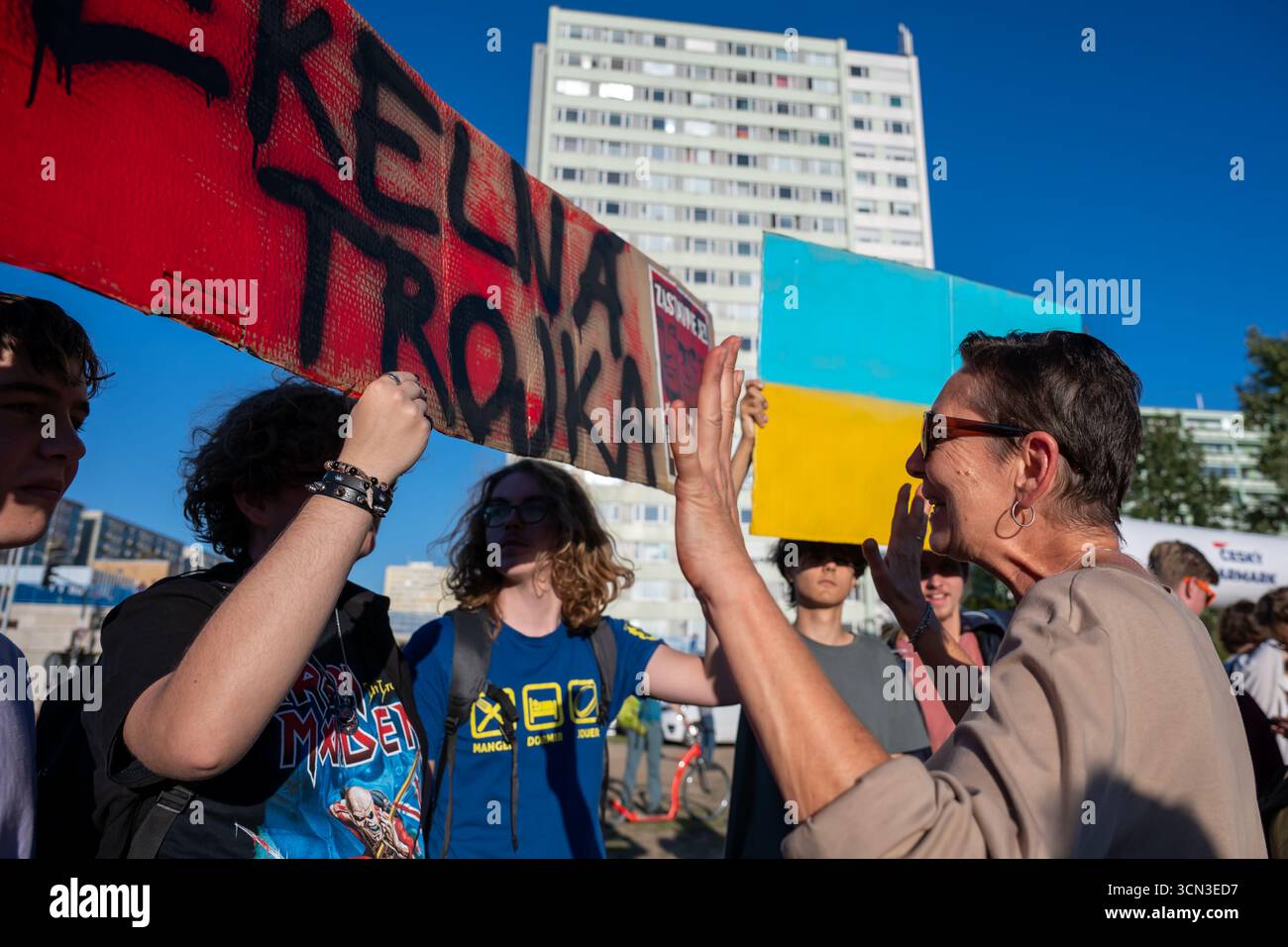 Prag, Tschechische Republik. September 2025. Unterstützer und Demonstranten, die während der rechtsextremen Partei Freiheit und direkte Demokratie (SPD), Svoboda, eine prima demokracie in Tschechien, in Prag diskutiert wurden. Die Parlamentswahlen finden am 3. Und 4. Oktober 2025 statt. Quelle: SOPA Images Limited/Alamy Live News Stockfoto