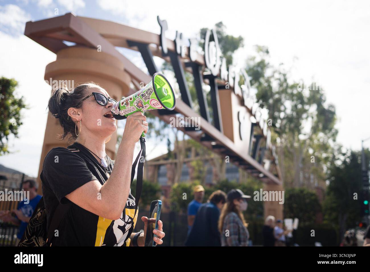 Burbank, Usa. September 2025. Ein sag-AFTRA-Mitglied singt Slogans auf einem Megaphon während eines Protests vor den Walt Disney Studios über die Aussetzung von Jimmy Kimmels Late-Night-Show. Quelle: SOPA Images Limited/Alamy Live News Stockfoto