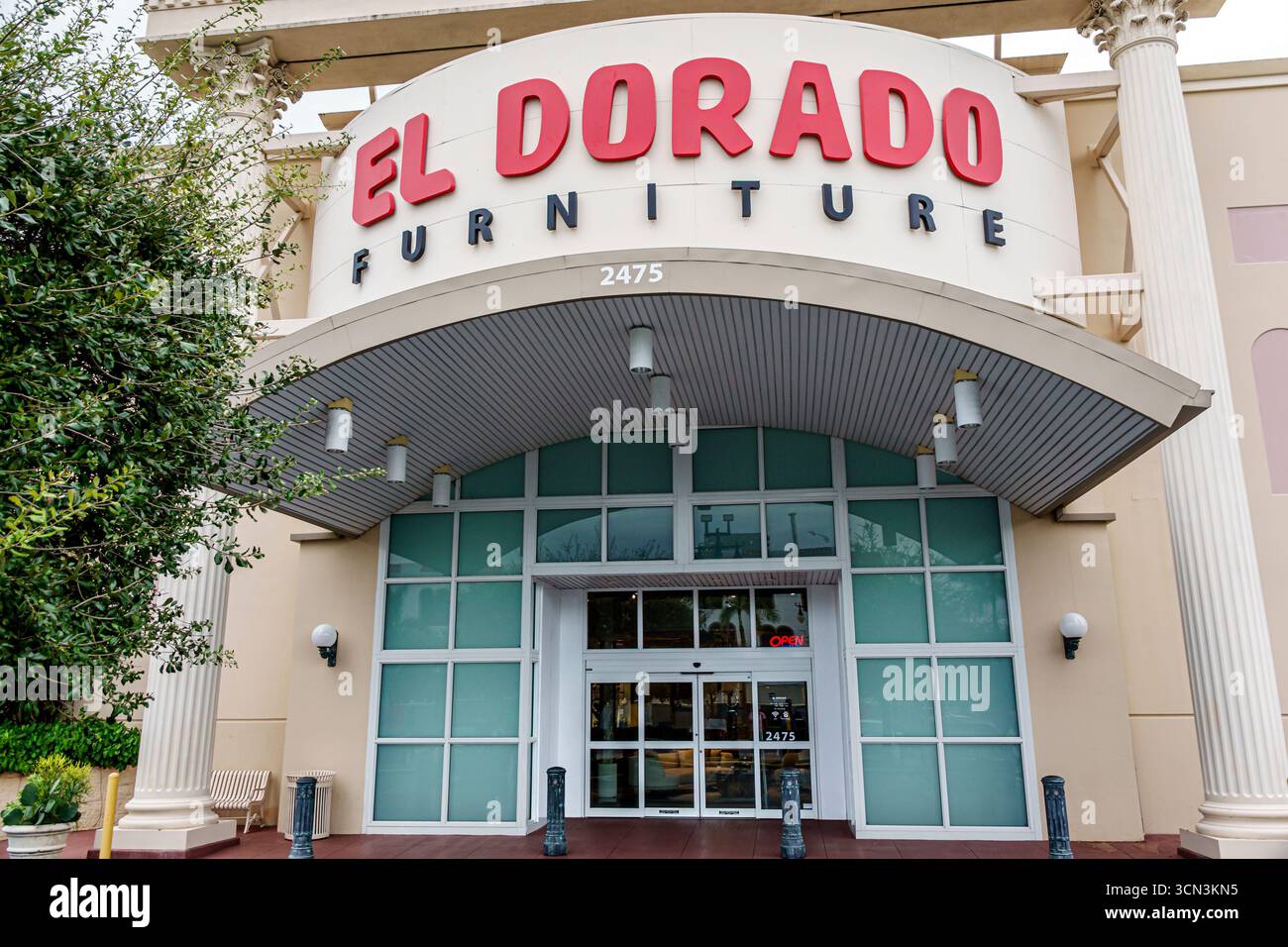 Little Havana Miami Florida, SW 8th Street Calle Ocho, El Dorado Furniture, Außeneingang, Eingangstüren an der Fassade des Stores, großer roter Logobuchstabe Stockfoto