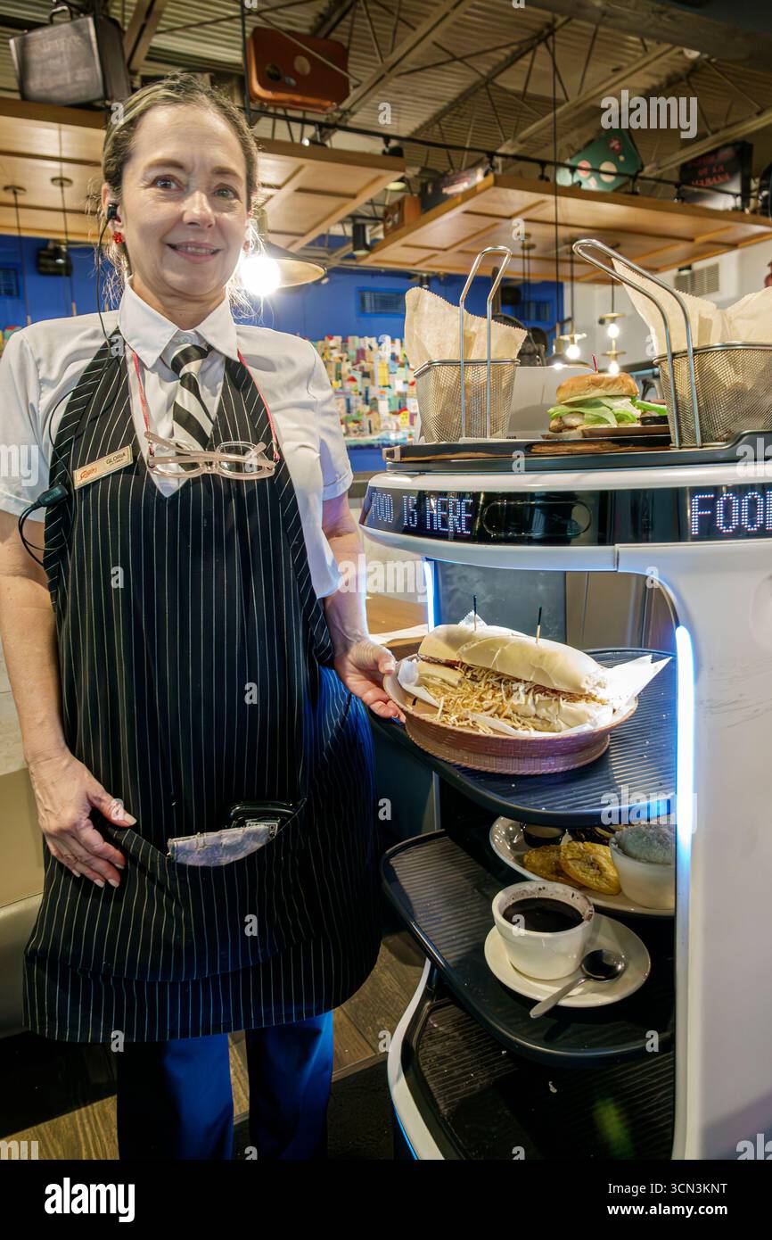 Coral Gables Miami Florida, Coral Way SW 24th Street, Sergio's kubanisches Restaurant, innen, Kellnerin lächelnd, kubanischer Sandwich-Korb, Roboter-Serviermaschine Stockfoto