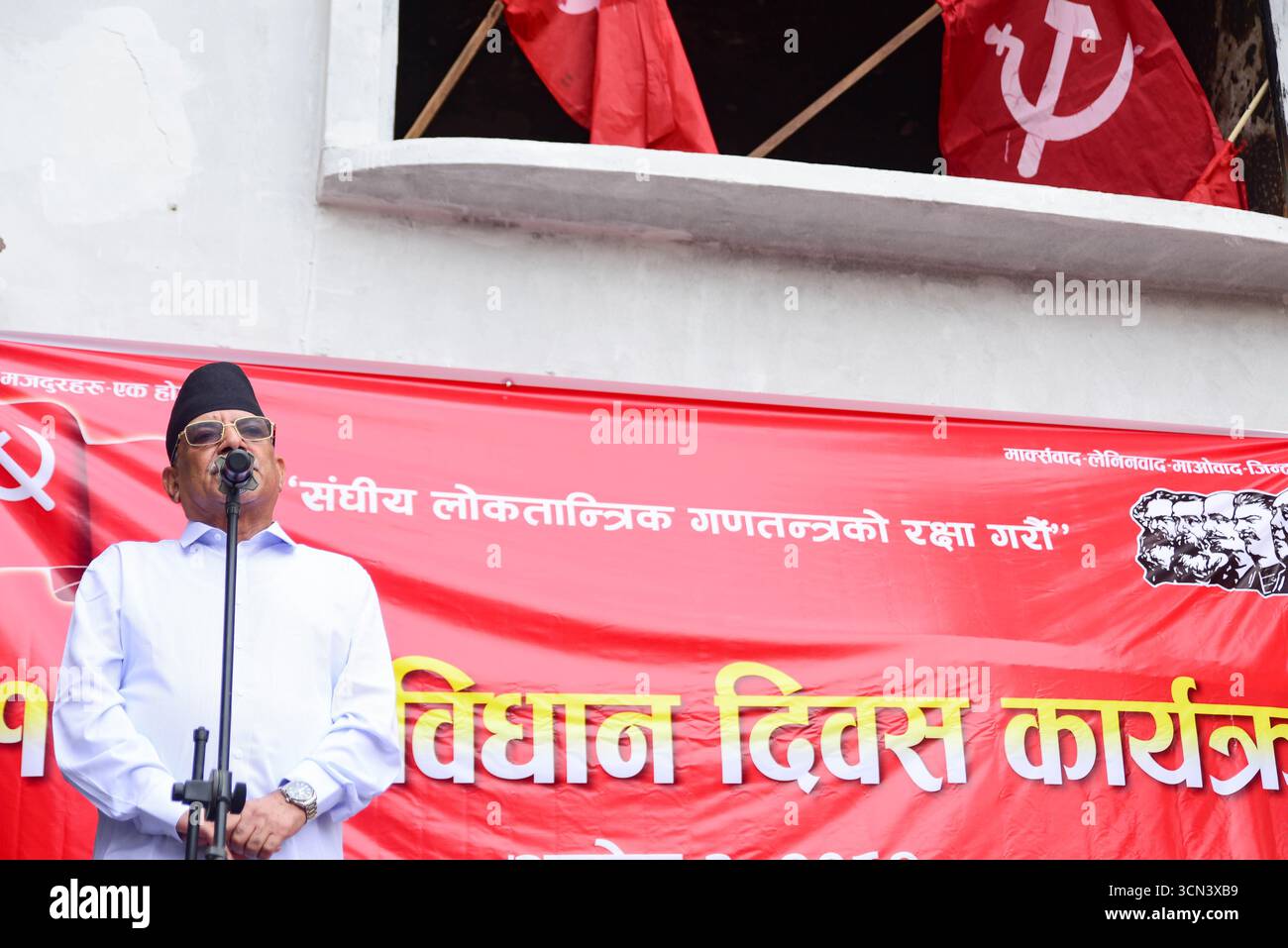 Der Führer der Kommunistischen Partei Nepals (Maoistisches Zentrum) Pushpa Kamal Dahal, auch bekannt als Prachanda, spricht im Parteibüro in Kathmandu, Nepal, das nach dem Protest von Gen Z vandalisiert wurde. Foto: Safal Prakash Shrestha Stockfoto