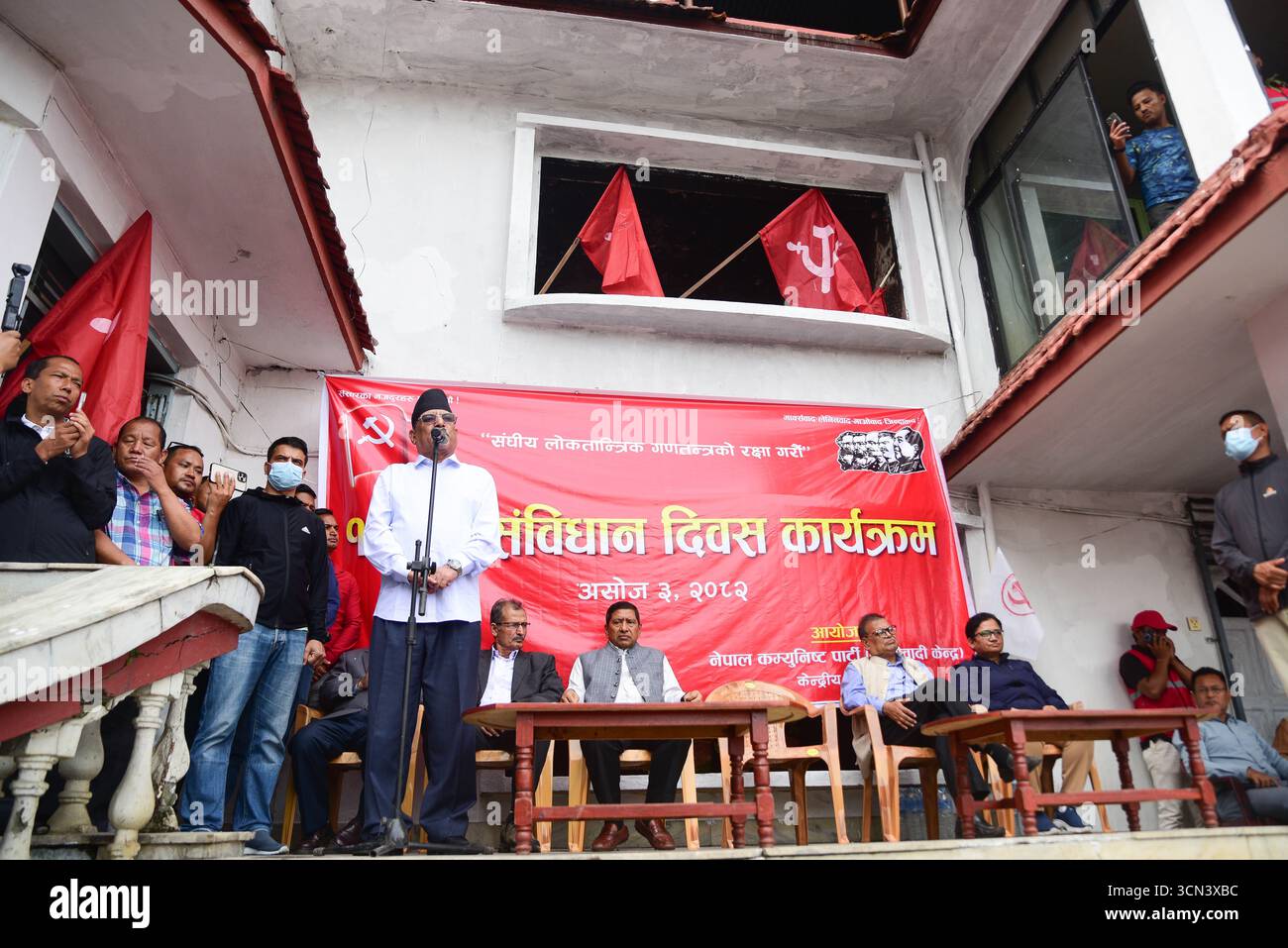 Der Führer der Kommunistischen Partei Nepals (Maoistisches Zentrum) Pushpa Kamal Dahal, auch bekannt als Prachanda, spricht im Parteibüro in Kathmandu, Nepal, das nach dem Protest von Gen Z vandalisiert wurde. Foto: Safal Prakash Shrestha Stockfoto