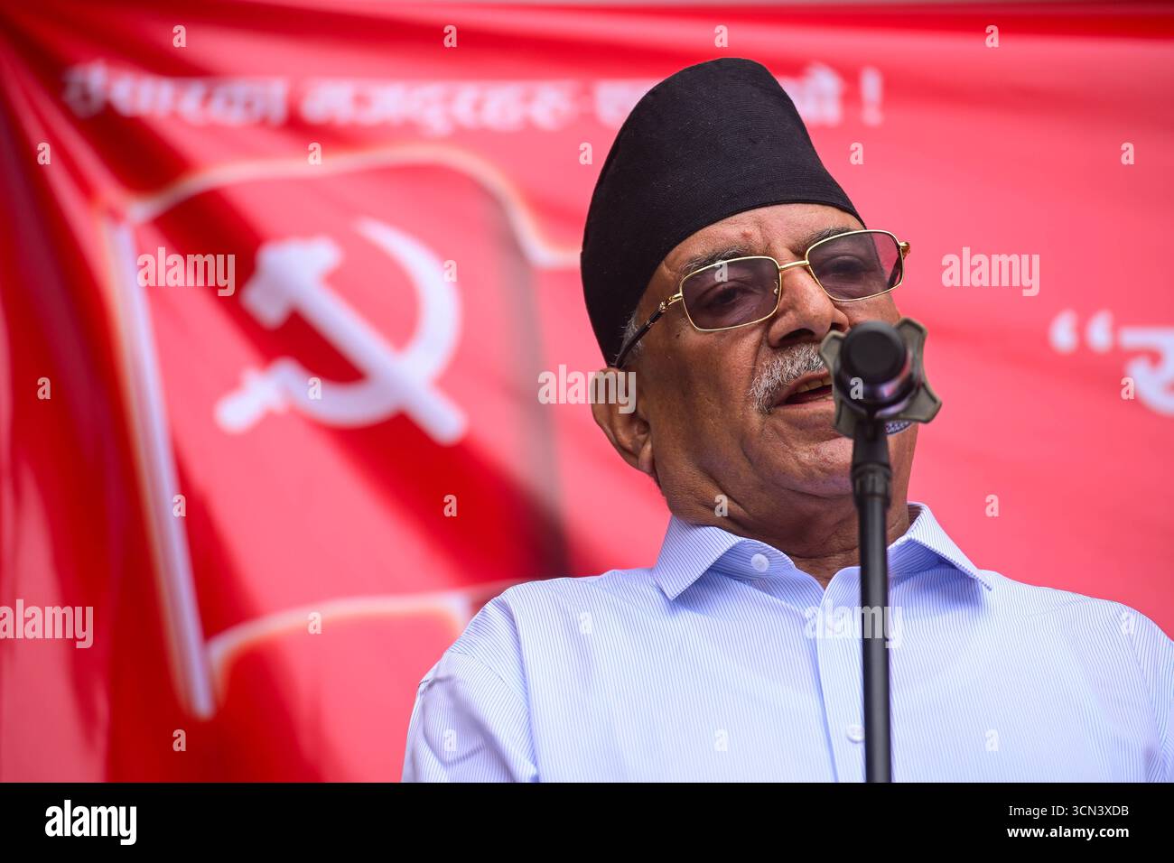 Der Führer der Kommunistischen Partei Nepals (Maoistisches Zentrum) Pushpa Kamal Dahal, auch bekannt als Prachanda, spricht im Parteibüro in Kathmandu, Nepal, das nach dem Protest von Gen Z vandalisiert wurde. Foto: Safal Prakash Shrestha Stockfoto