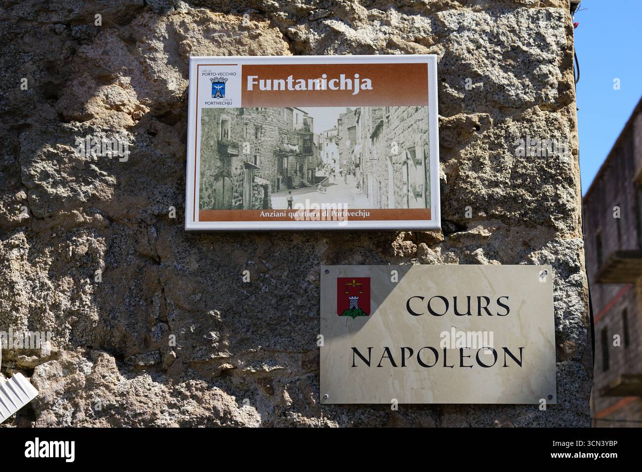 Historische Steinmauer In Porto Vecchio: Funtanichja Und Cours Napoleon Markierungen. Porto-Vecchio, Korsika, Frankreich Stockfoto