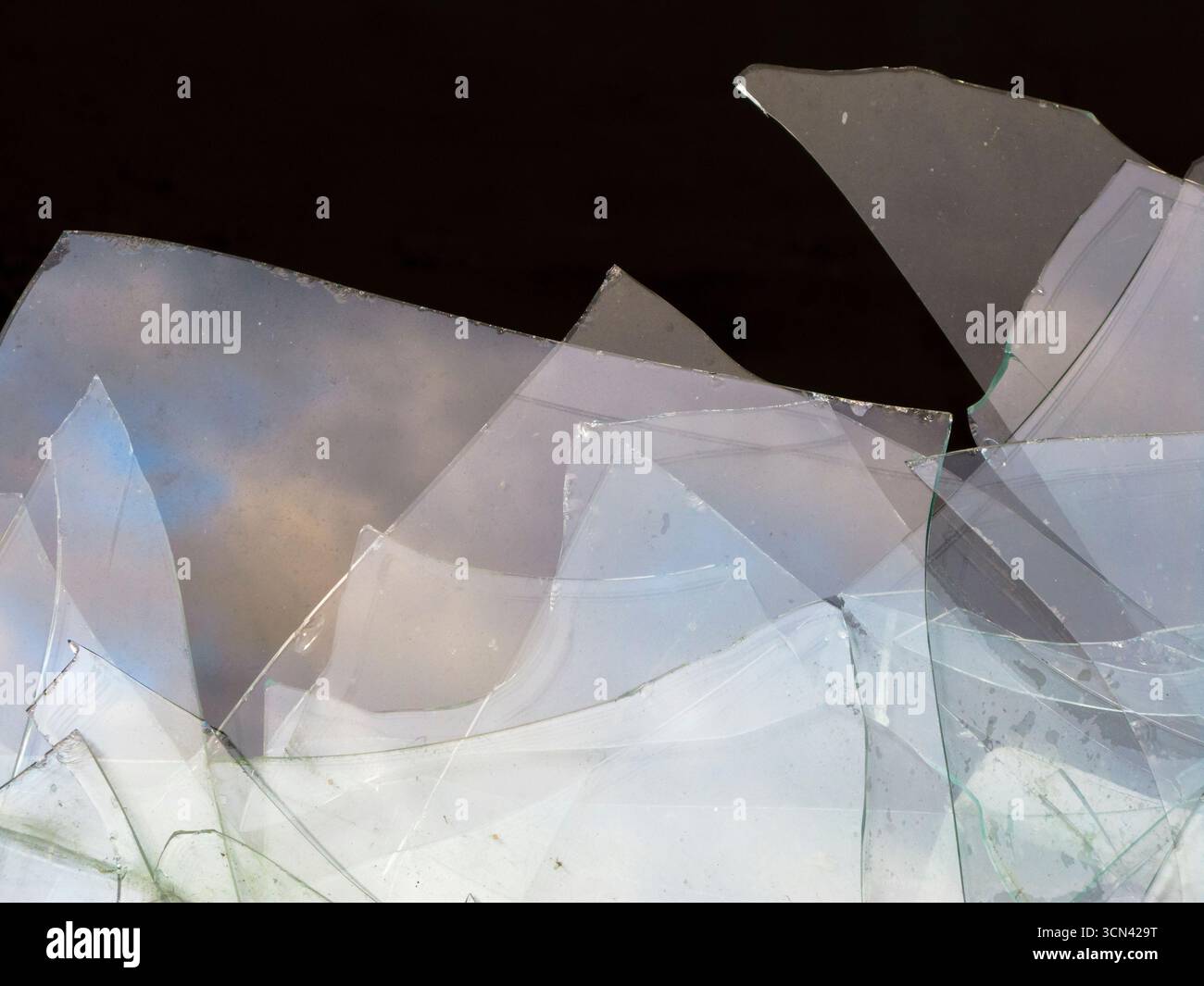 Scharfe Glassplitter in einem zertrümmerten Fenster Stockfoto