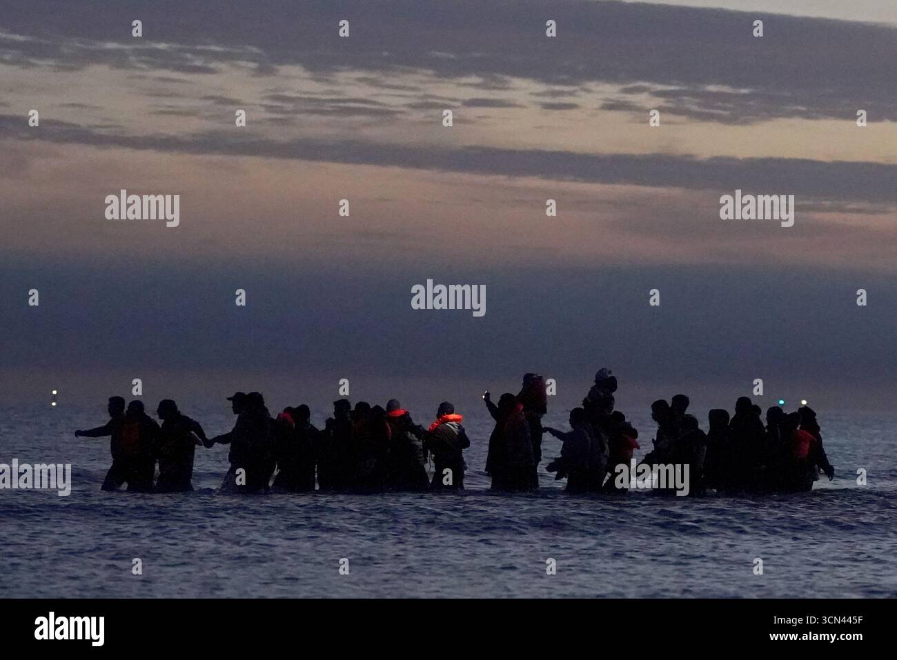 Ein kleines Boot mit Menschen, die als Migranten in der Nähe von Gravelines in Frankreich gelten. Bilddatum: Freitag, 19. September 2025. Stockfoto