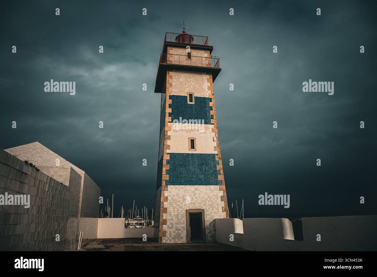 Santa Marta Lighthouse unter dem Sturmhimmel in Cascais, Portugal Stockfoto