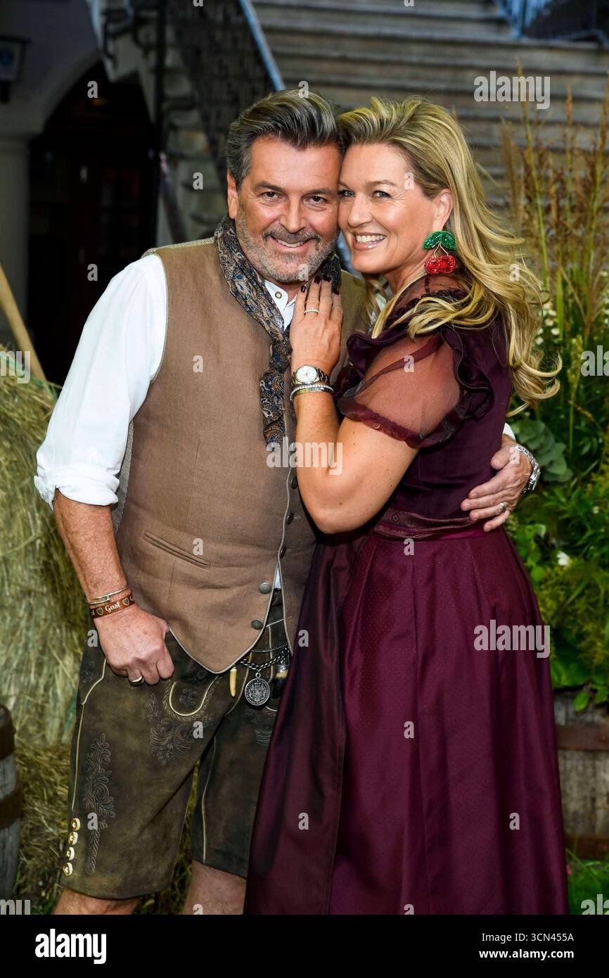 abb Thomas anders und Claudia Hess Ehepaar zu Gast in Tracht Lederhose Dirndl beim Heidifest 2025 by Heidi Klum dem Pre Oktoberfest Event von Pro 7 im Münchner Hofbräuhaus am 18.09.2025 in München *** abb Thomas anders und Claudia Hess Paar als Gäste in Tracht Lederhose Dirndl beim Heidifest 2025 von Heidi Klum die Pre Oktoberfest Veranstaltung von Pro 7 im Münchner Hofbräuhaus am 18 09 2025 in München Stockfoto