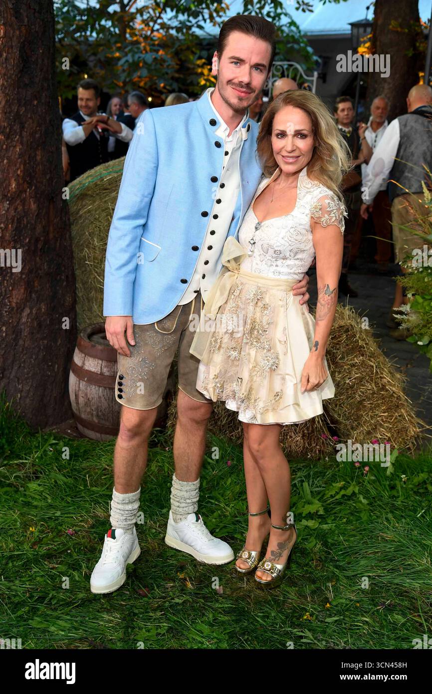 abb Eric Philippi und Michelle zu Gast in Tracht Lederhose Dirndl beim Heidifest 2025 by Heidi Klum dem Pre Oktoberfest Event von Pro 7 im Münchner Hofbräuhaus am 18.09.2025 in München *** abb Eric Philippi und Michelle als Gäste in Tracht Lederhosen Dirndl beim Heidifest 2025 by Heidi Klum die Pre Oktoberfest Veranstaltung von Pro 7 im Münchner Hofbräuhaus am 18 09 2025 in München Stockfoto