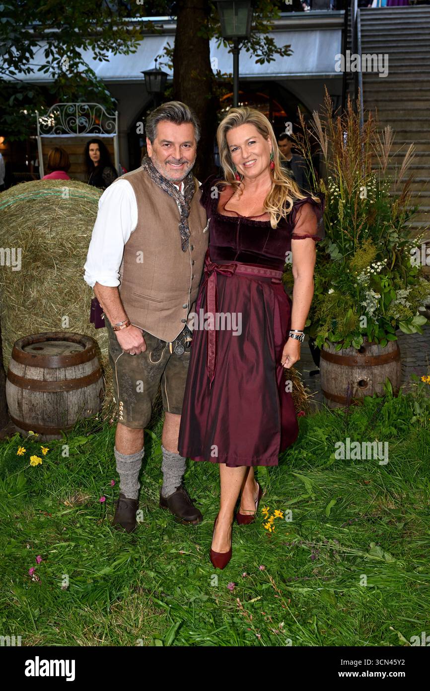 Thomas anders mit Frau Claudia - Heidifest von Heidi Klum im Hofbräuhaus in München - 18. September 2025 *** Thomas anders mit Frau Claudia HeidiFest von Heidi Klum im Hofbräuhaus in München 18. September 2025 Stockfoto
