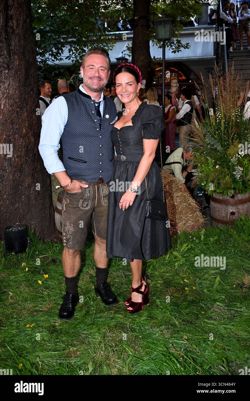 Sasha Schmitz mit Frau Julia Röntgen - HeidiFest von Heidi Klum im Hofbräuhaus in München - 18. September 2025 *** Sasha Schmitz mit Frau Julia Röntgen Heidifest von Heidi Klum im Hofbräuhaus München 18. September 2025 Stockfoto