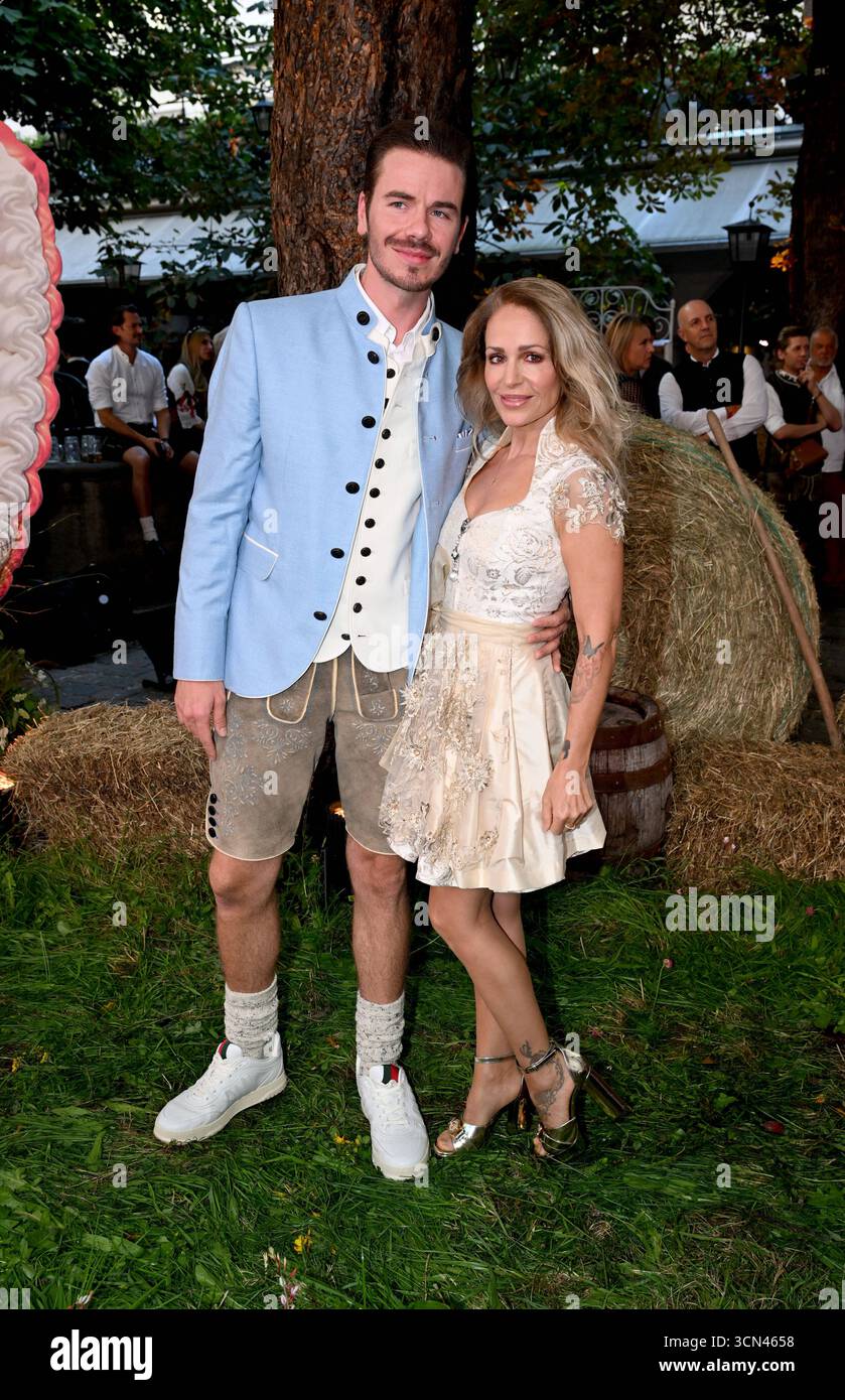 Michelle mit Freund Eric Philippi - Heidifest von Heidi Klum im Hofbräuhaus in München - 18. September 2025 *** Michelle mit Freund Eric Philippi Heidifest von Heidi Klum im Hofbräuhaus in München 18. September 2025 Stockfoto