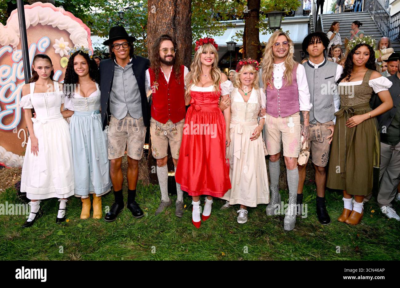 Heidi Klum mit Mann Tom Kaulitz sein Bruder Bill Kaulitz, Mutter Erna, Tochter Leni, Söhne Henry, Johan, Lou Samuel - Heidifest von Heidi Klum im Hofbräuhaus in München - 18. September 2025 *** Heidi Klum mit Ehemann Tom Kaulitz seinem Bruder Bill Kaulitz, Mutter Erna, Tochter Leni, Söhne Henry, Johan, Lou Samuel Heidifest von Heidi Klum im Hofbräuhaus in München am 18. September 2025 Stockfoto