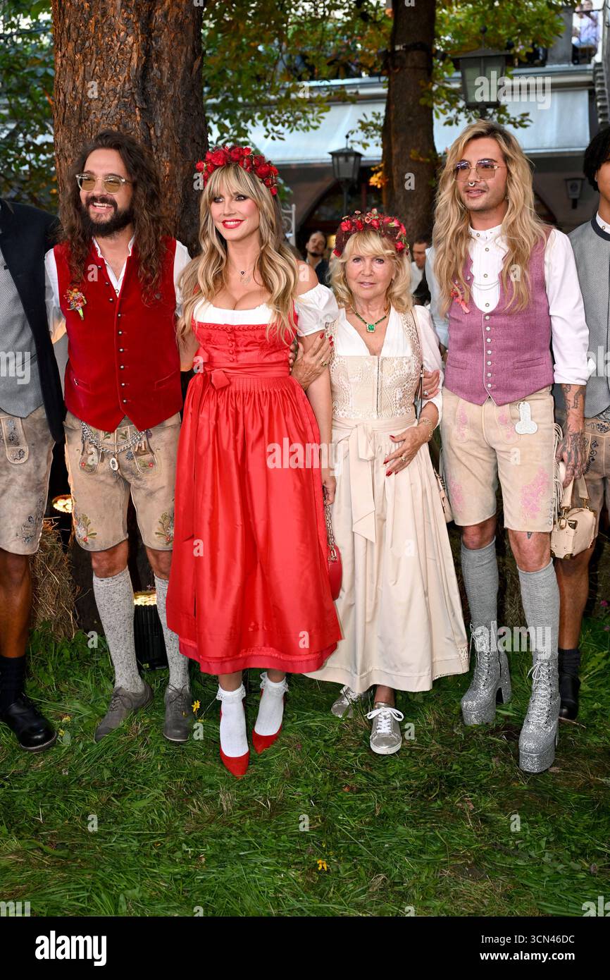 Heidi Klum mit Mann Tom Kaulitz sein Bruder Bill Kaulitz, Mutter Erna, Tochter Leni, Söhne Henry, Johan, Lou Samuel - Heidifest von Heidi Klum im Hofbräuhaus in München - 18. September 2025 *** Heidi Klum mit Ehemann Tom Kaulitz seinem Bruder Bill Kaulitz, Mutter Erna, Tochter Leni, Söhne Henry, Johan, Lou Samuel Heidifest von Heidi Klum im Hofbräuhaus in München am 18. September 2025 Stockfoto
