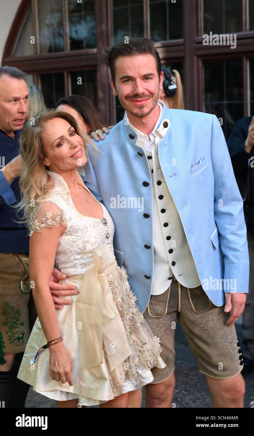 Michelle mit Freund Eric Philippi - Heidifest von Heidi Klum im Hofbräuhaus in München - 18. September 2025 *** Michelle mit Freund Eric Philippi Heidifest von Heidi Klum im Hofbräuhaus in München 18. September 2025 Stockfoto