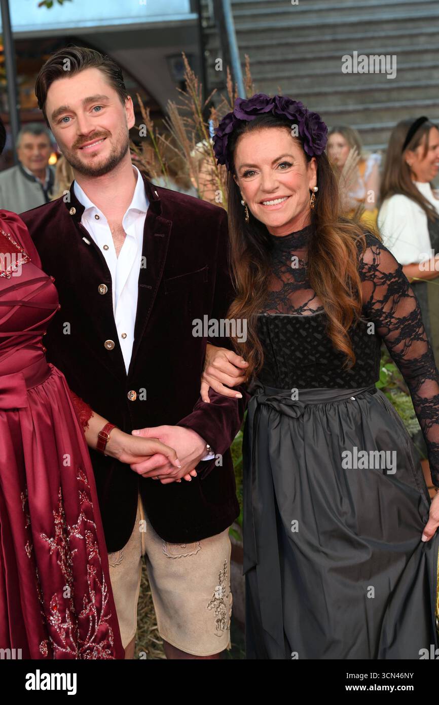 Christine Neubauer mit Sohn Lambert Dinzinger - Heidifest von Heidi Klum im Hofbräuhaus in München - 18. September 2025 *** Christine Neubauer mit Sohn Lambert Dinzinger Heidifest von Heidi Klum im Hofbräuhaus in München 18. September 2025 Stockfoto