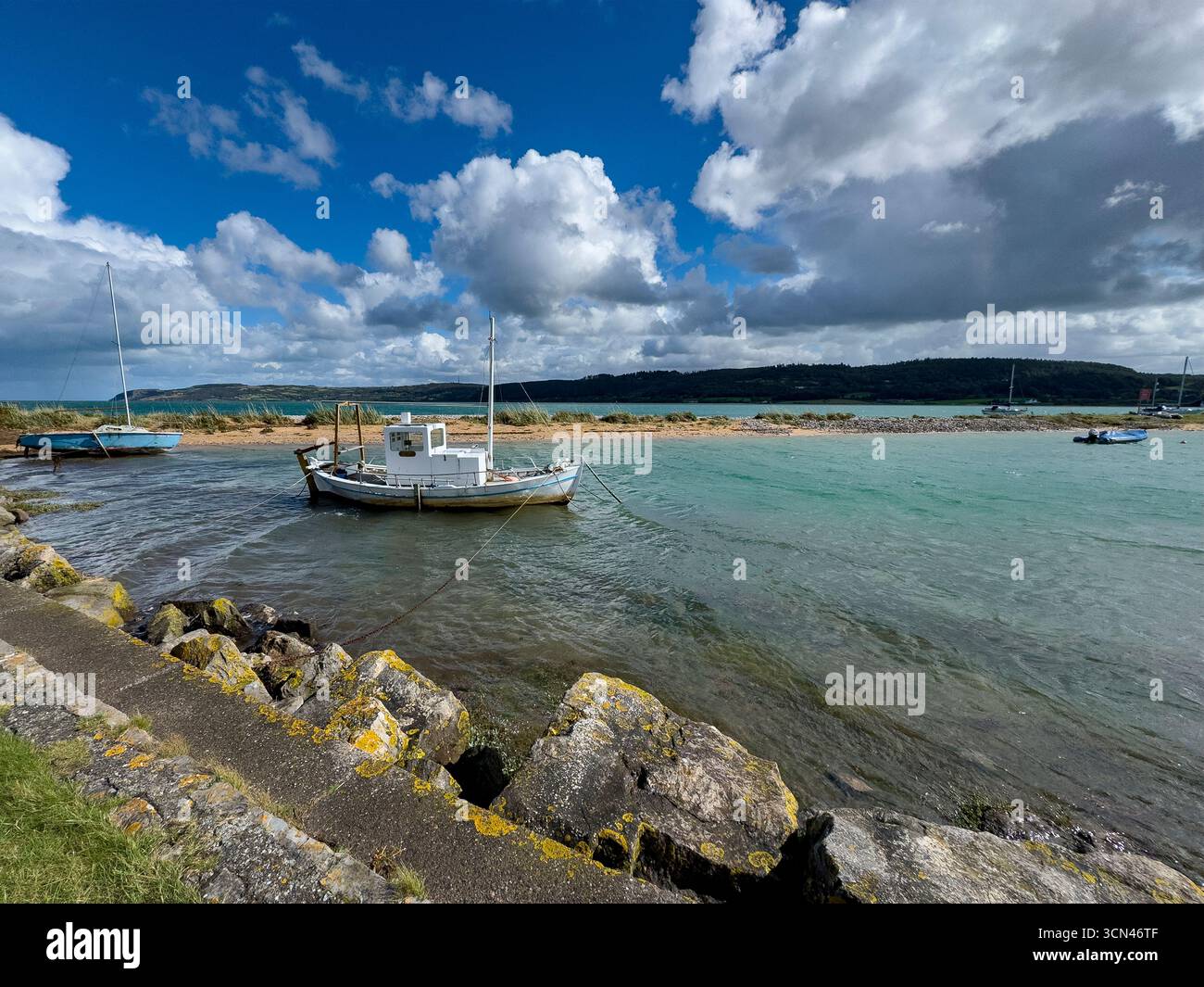 Red Wharf Bay auf der Isle of Anglesey in Gwynedd vor der Küste von Nordwales. Stockfoto