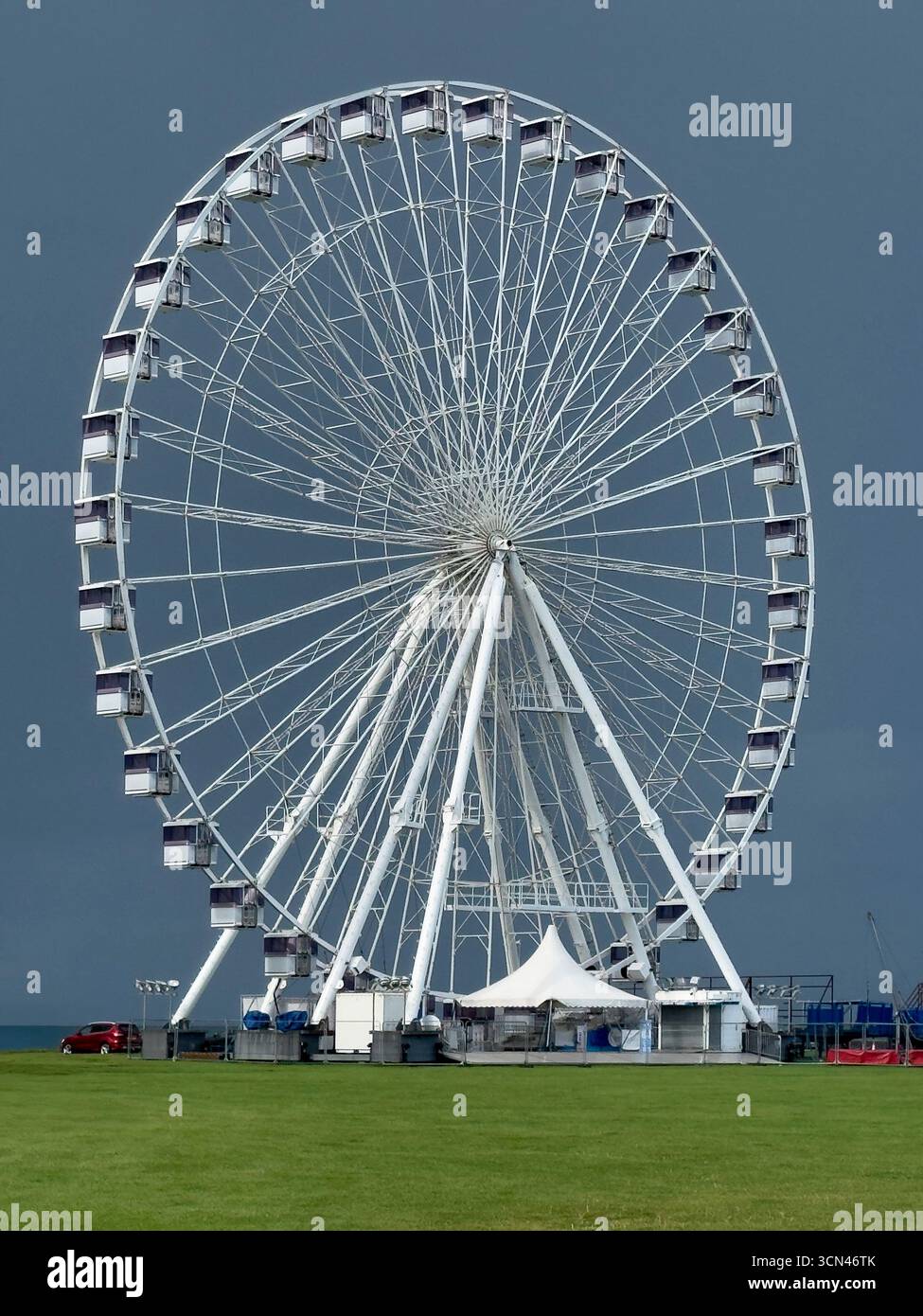 Das Riesenrad in der Küstenstadt Beaumaris auf der Isle of Anglesey in Gwynedd vor der Küste von Nordwales. Stockfoto Das Riesenrad in der Küstenstadt Beaumaris auf der Isle of Anglesey in Gwynedd vor der Küste von Nordwales. Stockfoto