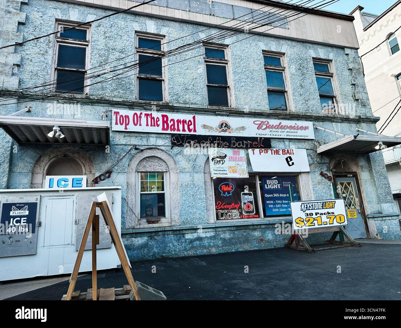 Tamaqua, Pennsylvania, USA - 5. April 2025: Top of the Barrel Blue Building in Tamaqua, USA, mit Barschildern und lebhaften Anzeigen. Stockfoto