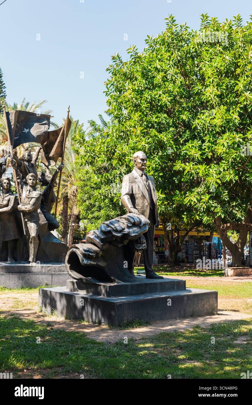 Alanya, Türkei - 10. Juli 2025: Bronzeskulpturen von bedeutenden historischen Figuren stehen stolz in einem Park in Alanya. Umliegende Bäume spenden Schatten Stockfoto