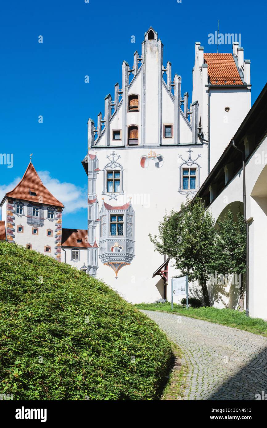 Gemalte Fassaden im Innenhof des Hochschlosses in Füssen in der Morgensonne, Bayern, Deutschland Stockfoto