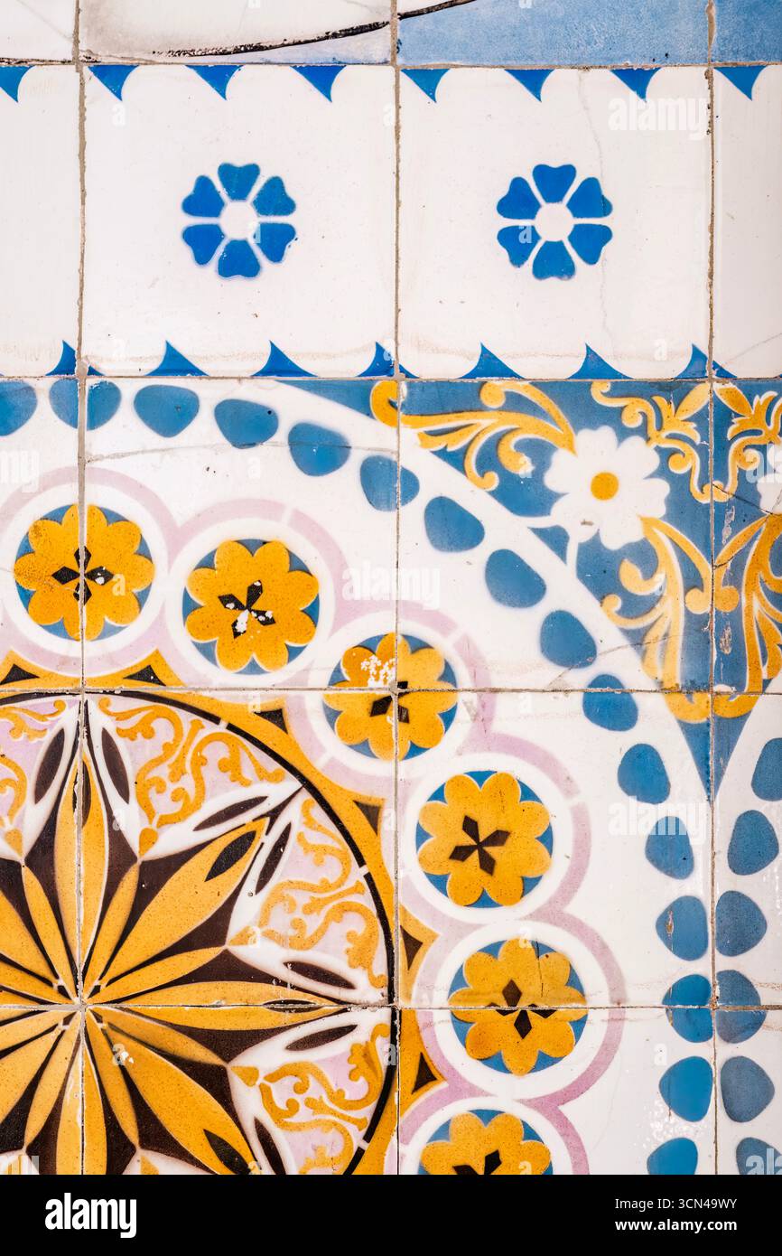 Traditionelle portugiesische Azulejo-Keramikfliesen zeigen komplexe blaue und gelbe geometrische und florale Muster an einer historischen Gebäudewand in Porto Stockfoto
