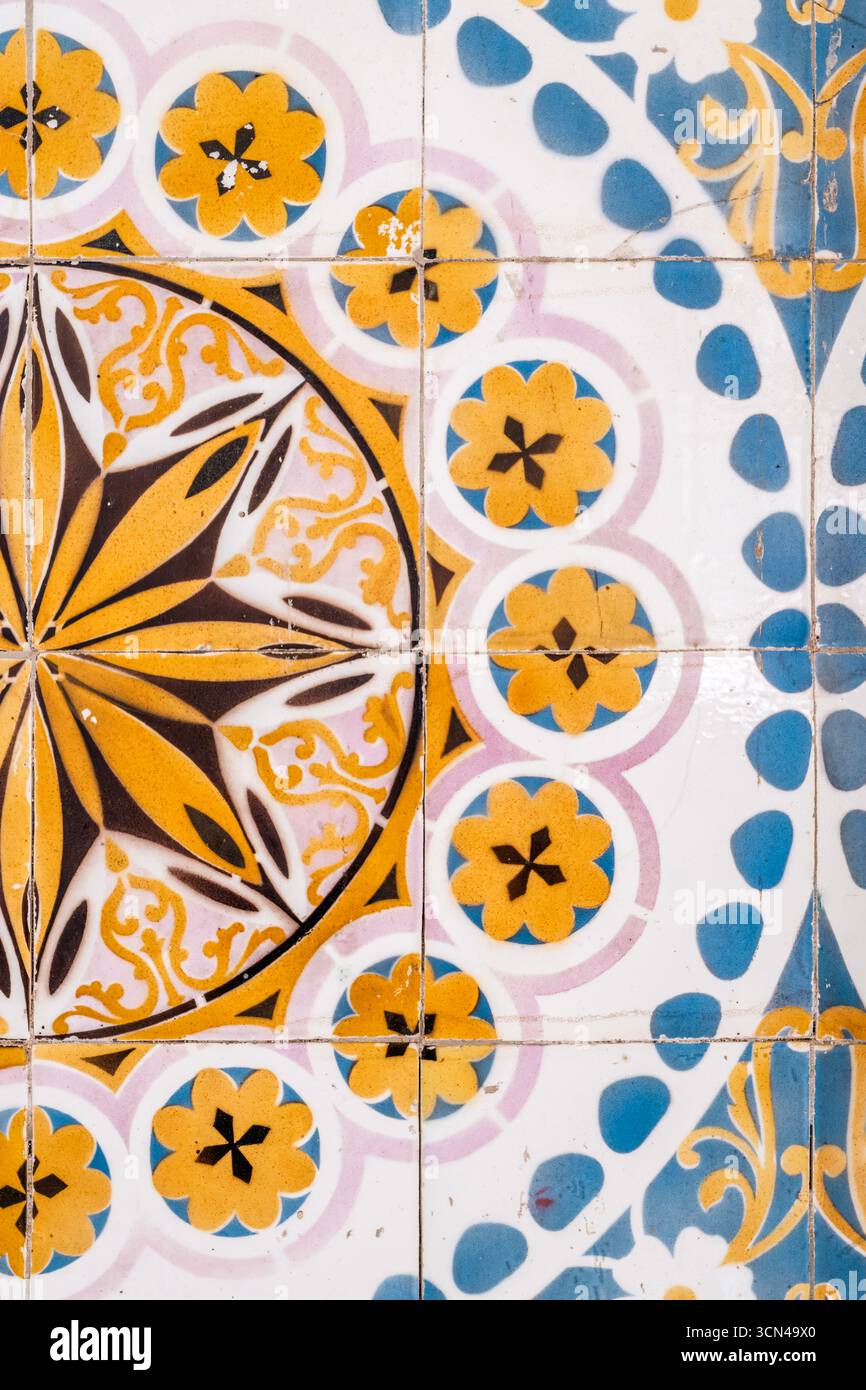 Traditionelle Portugiesische Azulejo Fliesen Mit Blauen Und Gelben Geometrischen Mustern In Porto. Historische Keramik Wanddekoration, Architektur, Fliesen Stockfoto