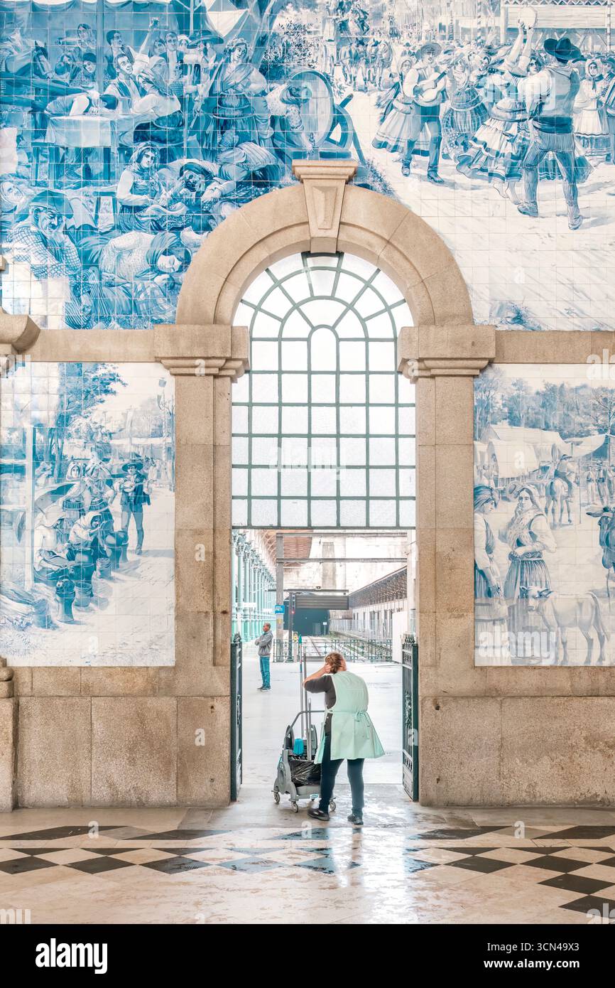 Azulejo-Fliesenpaneele Mit Portugiesischen Szenen Am Bahnhof Sao Bento Porto. Blaue Und Weiße Keramikmalereien, Steinbogen, Kulturerbe Kunst Stockfoto