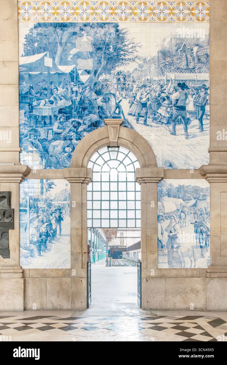 Historische Azulejo Fliesen Wandmalereien Am Bahnhof Sao Bento In Porto Portugal. Blaue Und Weiße Portugiesische Keramikkunst, Steinbogen, Transportzentrum Stockfoto