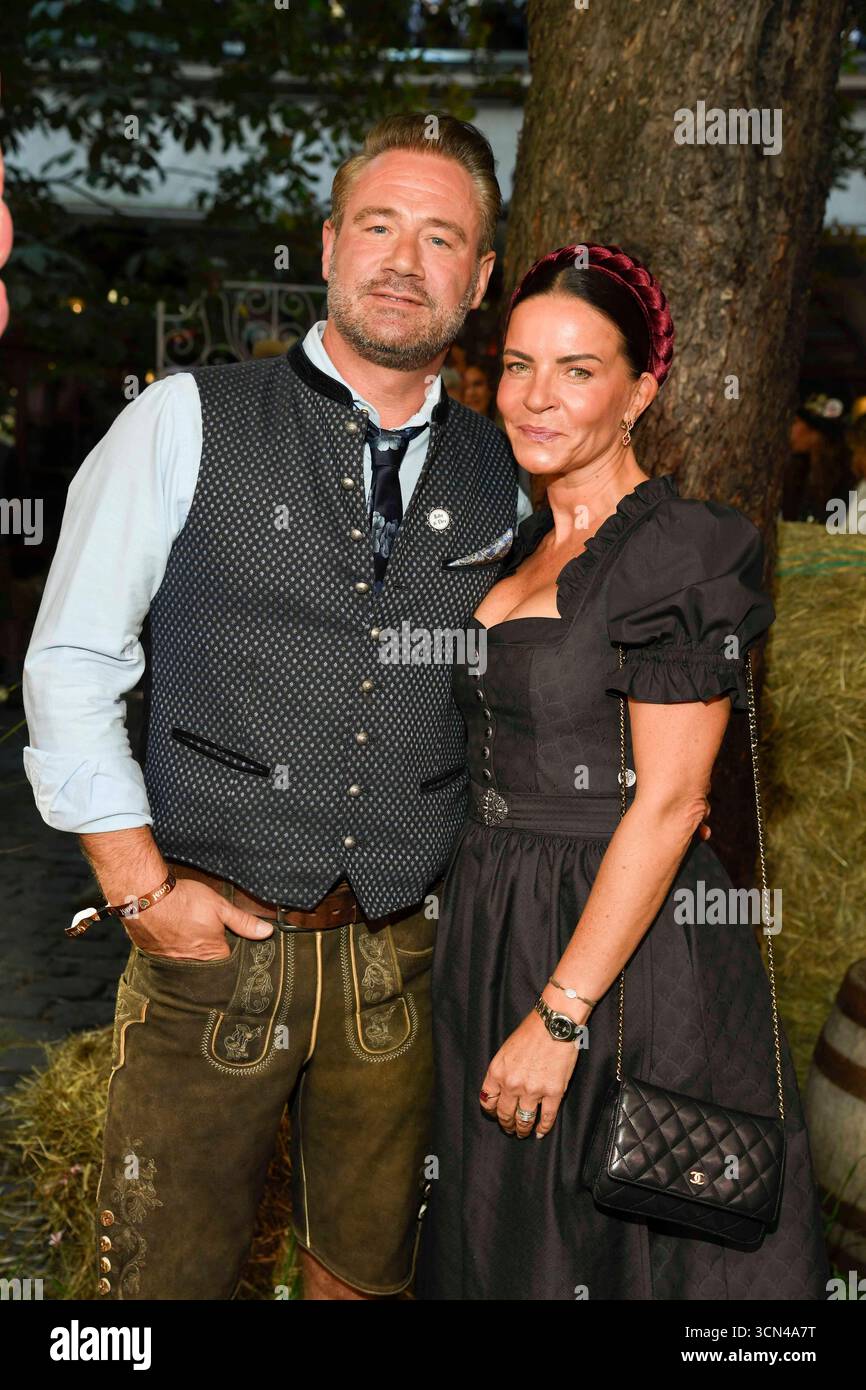 abb Sasha und Julia Röntgen-Schmitz zu Gast in Tracht Lederhose Dirndl beim Heidifest 2025 by Heidi Klum dem Pre Oktoberfest Event von Pro 7 im Münchner Hofbräuhaus am 18.09.2025 in München *** abb Sasha und Julia Röntgen Schmitz als Gäste in Tracht Lederhosen Dirndl beim Heidifest 2025 von Heidi Klum die Pre Oktoberfest Event von Pro 7 im Münchner Hofbräuhaus am 18 09 2025 in München Stockfoto