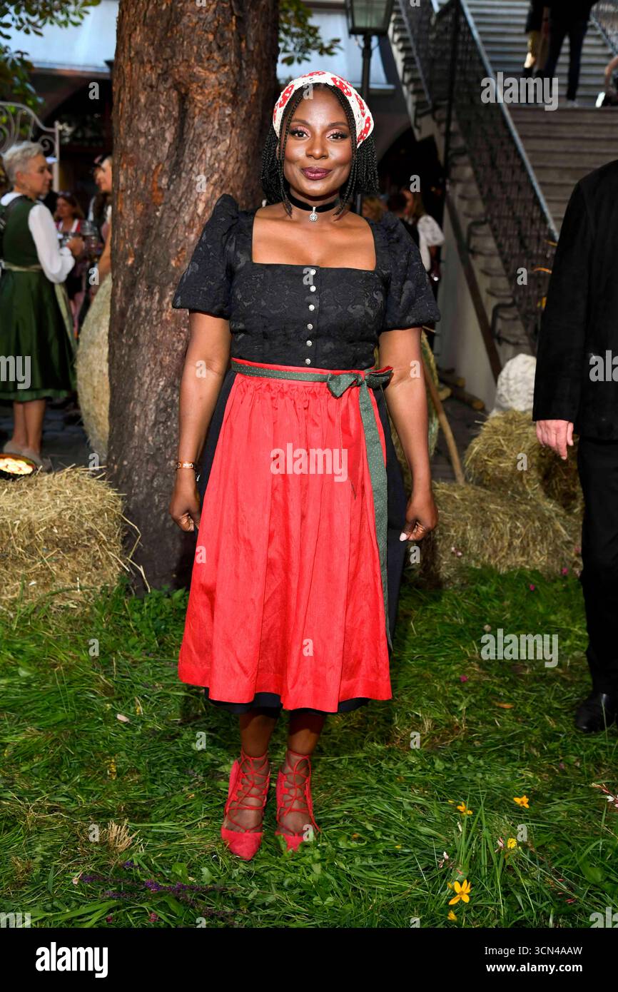 abb Nikeata Thompson in Tracht Dirndl zu Gast in Tracht beim Heidifest 2025 by Heidi Klum dem Pre Oktoberfest Event von Pro 7 im Münchner Hofbräuhaus am 18.09.2025 in München *** abb Nikeata Thompson in Tracht Dirndl als Gast in Tracht beim Heidifest 2025 von Heidi Klum die Pre Oktoberfest Veranstaltung von Pro 7 im Münchner Hofbräuhaus am 18 09 2025 in München Stockfoto
