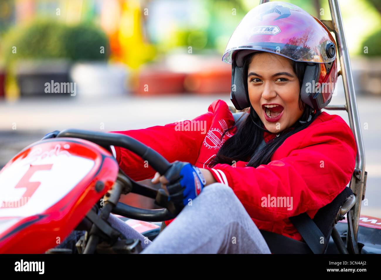 Begeisterte Frau beim Go-Kart-Rennen – aufregende Outdoor-Abenteuer-Momente Stockfoto