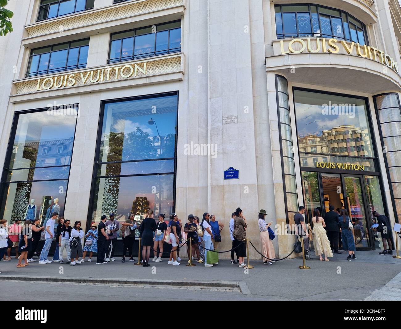 Paris, Frankreich - 8. Juni 2023: Menschen stehen vor dem Louis Vuitton-Geschäft in Paris. Stockfoto