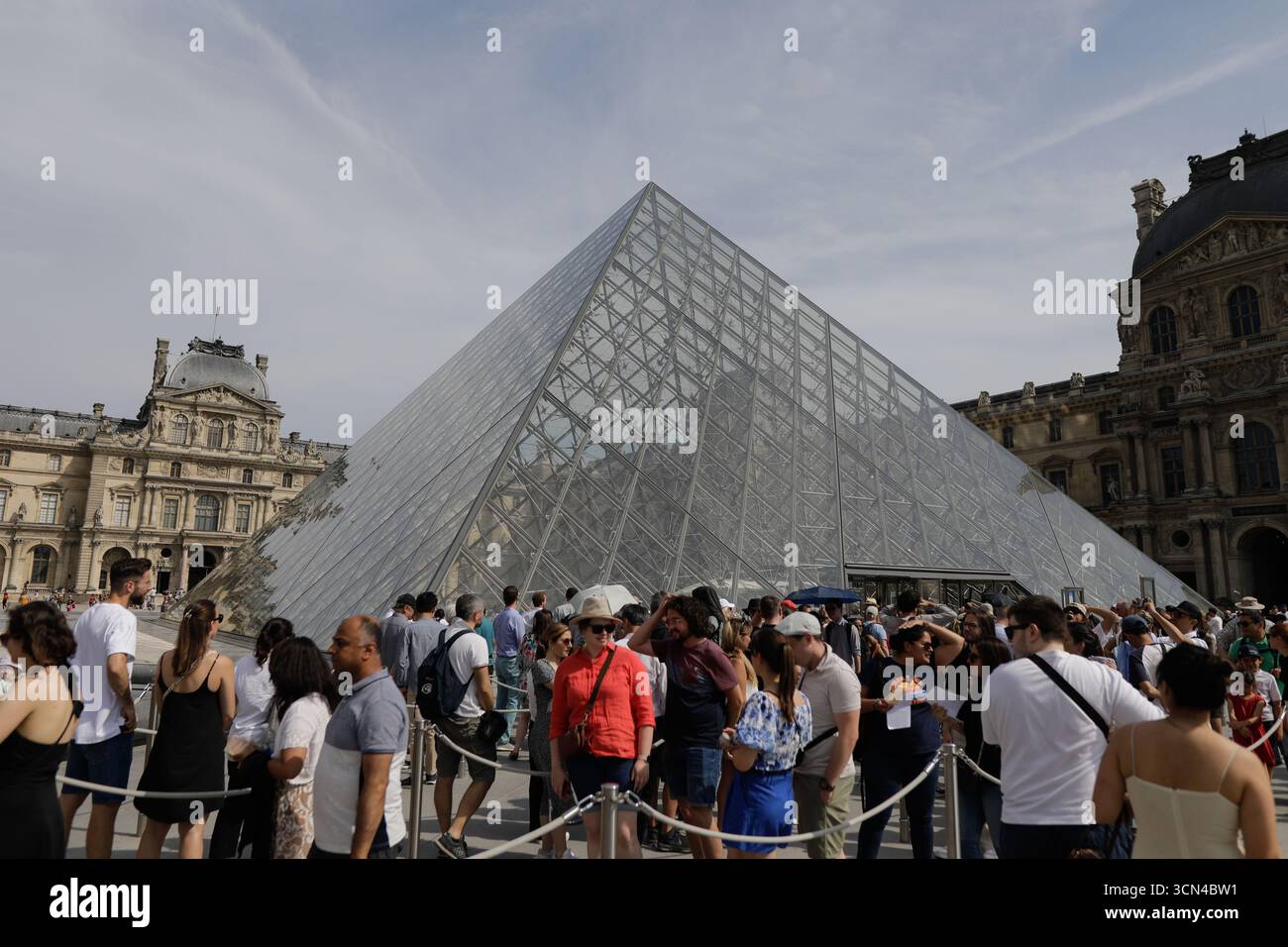 Paris, Frankreich - 9. Juni 2023: Touristen besuchen den Louvre. Stockfoto