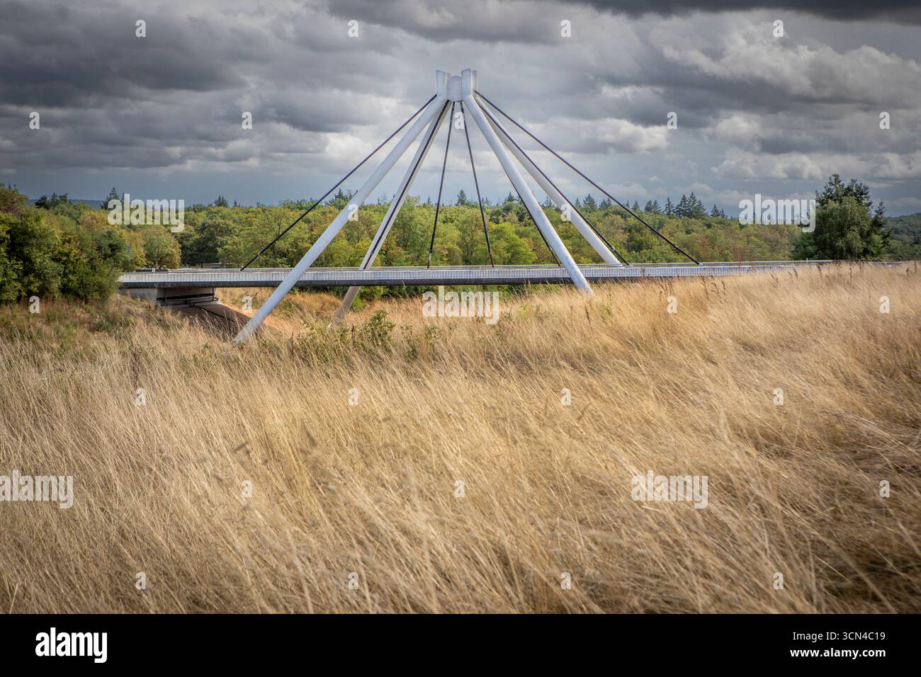 Die Brücke am Aire du Centre de La France Bruère Allichamps Stockfoto