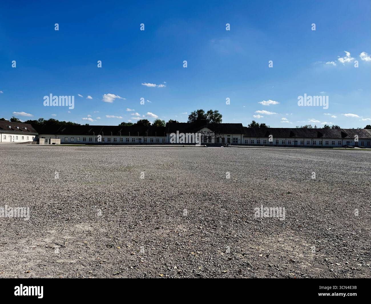 Dachau, Deutschland - 29. September 2022: Der weitläufige Innenhof des Konzentrationslagers Dachau unter hellem und klarem Himmel Stockfoto