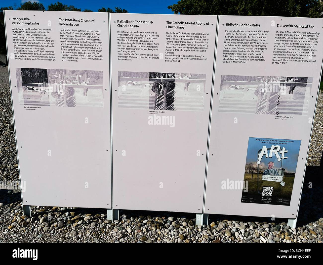 Dachau, Deutschland - 29. September 2022: Informationstafeln zu Gedenkkapellen und Denkmälern im KZ Dachau Stockfoto