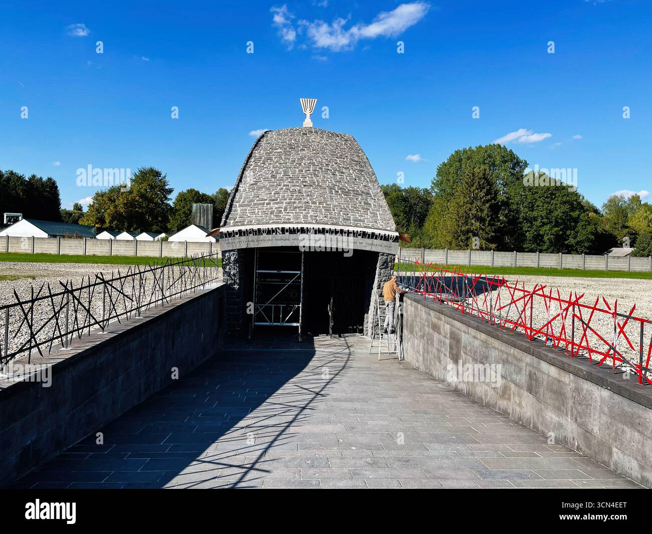 Dachau, Deutschland - 29. September 2022: Außenansicht des Konzentrationslagers Dachau mit klarem Himmel und historischer Architektur Stockfoto