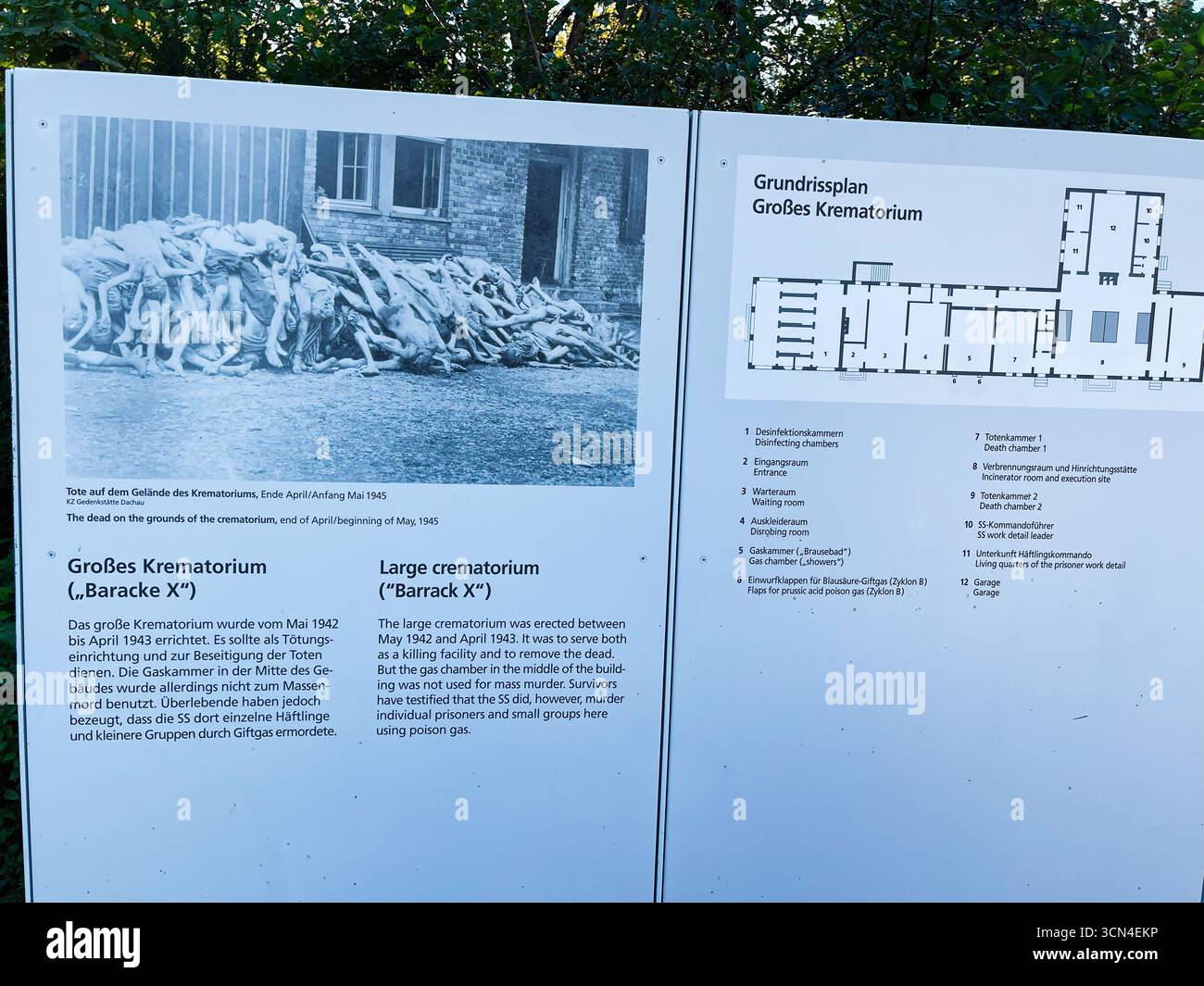 Dachau, Deutschland - 29. September 2022: Infotafel im KZ Dachau mit der Geschichte des Krematoriums Stockfoto