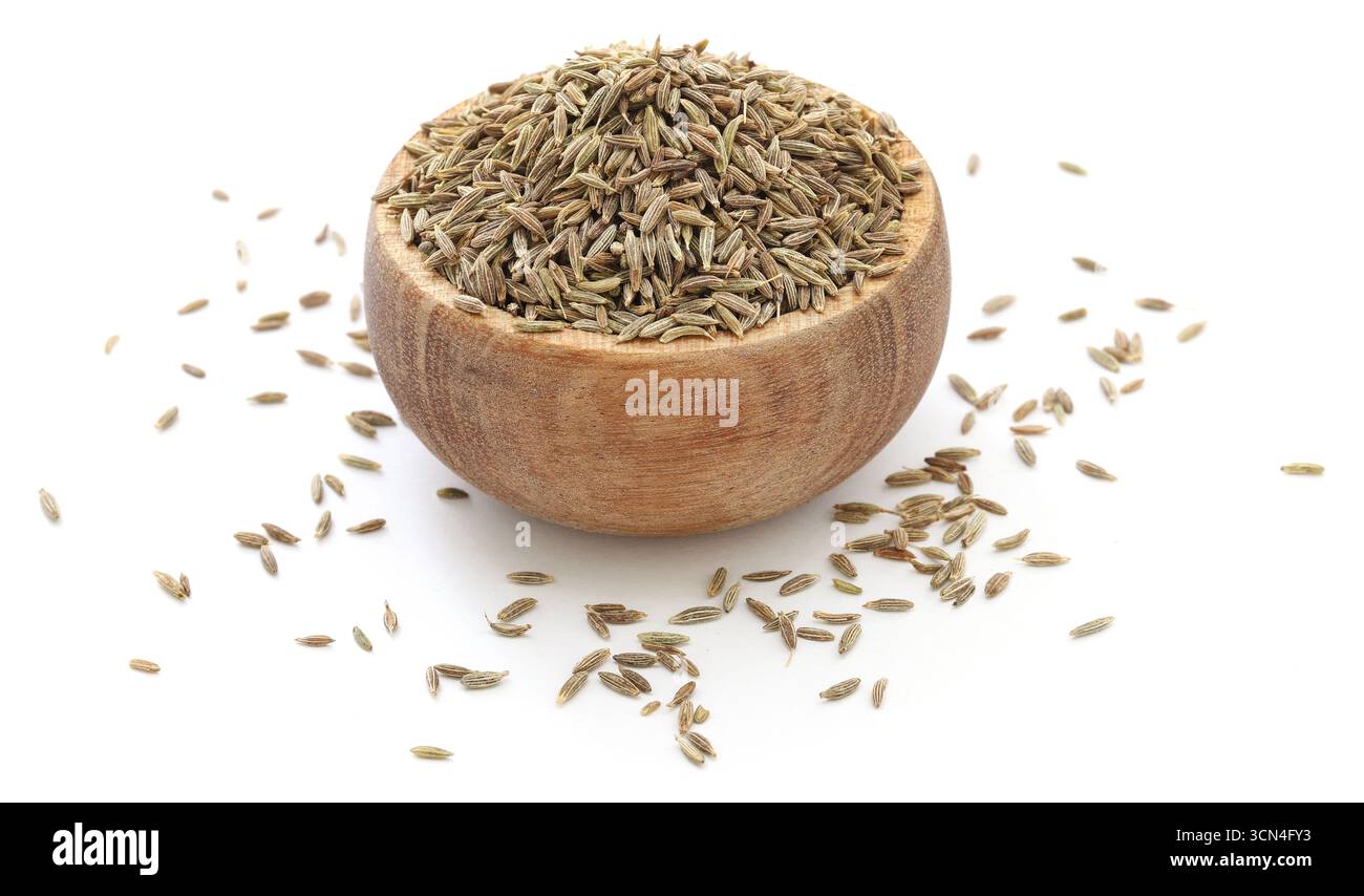 Kümmel ganz in einer Holzschale Stockfoto