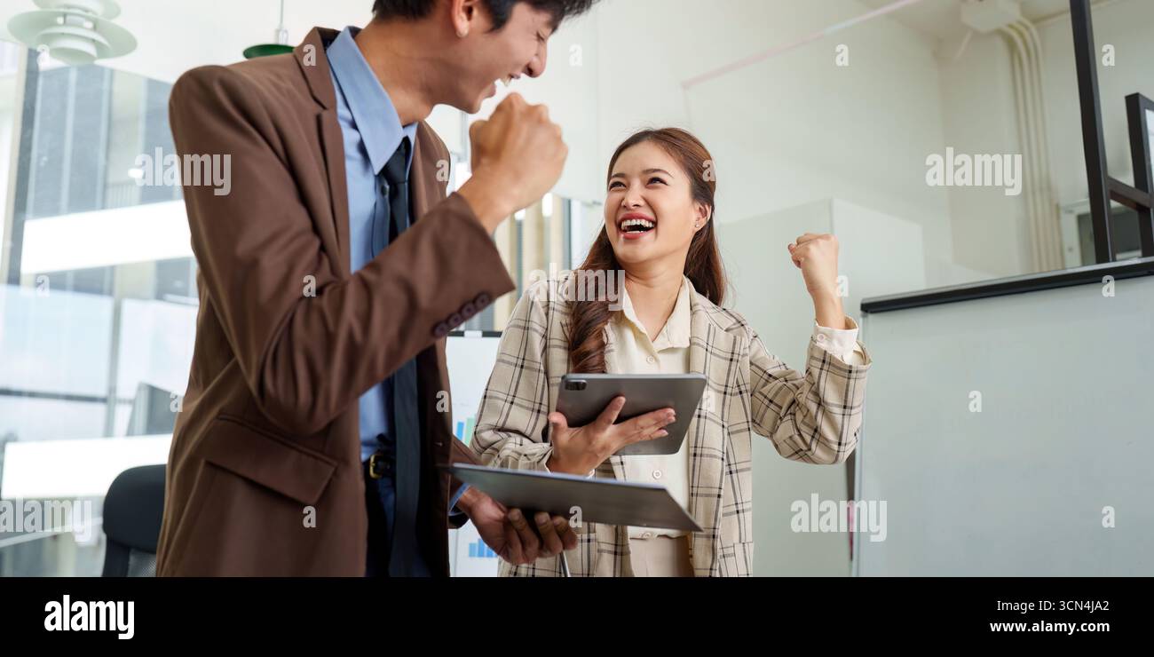 Feiern des Erfolgs. Kollegen teilen einen freudigen Moment nach dem Erreichen der Geschäftsziele. Stockfoto