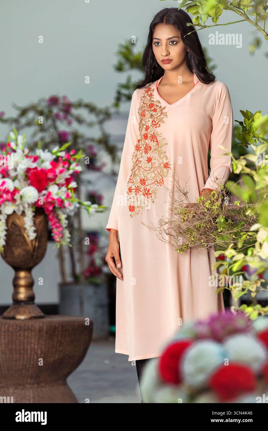 Elegantes Rosa Kurti mit Blumenstickerei | Damentunika für Frühling/Sommer für ethnische Kleidung | Modest Fashion Outfit Stockfoto