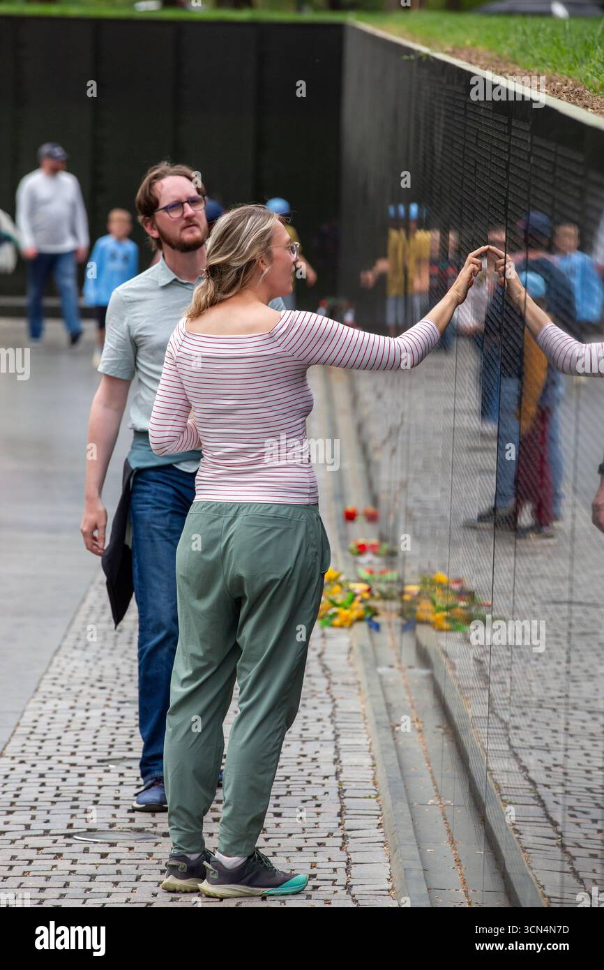 Zwei Leute sehen sich einen Namen auf dem Vietnam war Memorial an Stockfoto