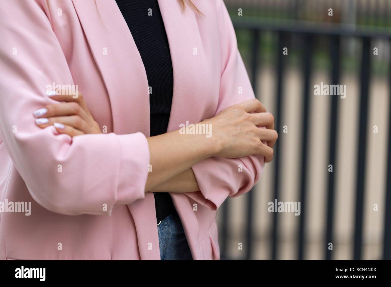 Nahaufnahme der weiblichen Arme, die auf der Brust gekreuzt sind Stockfoto